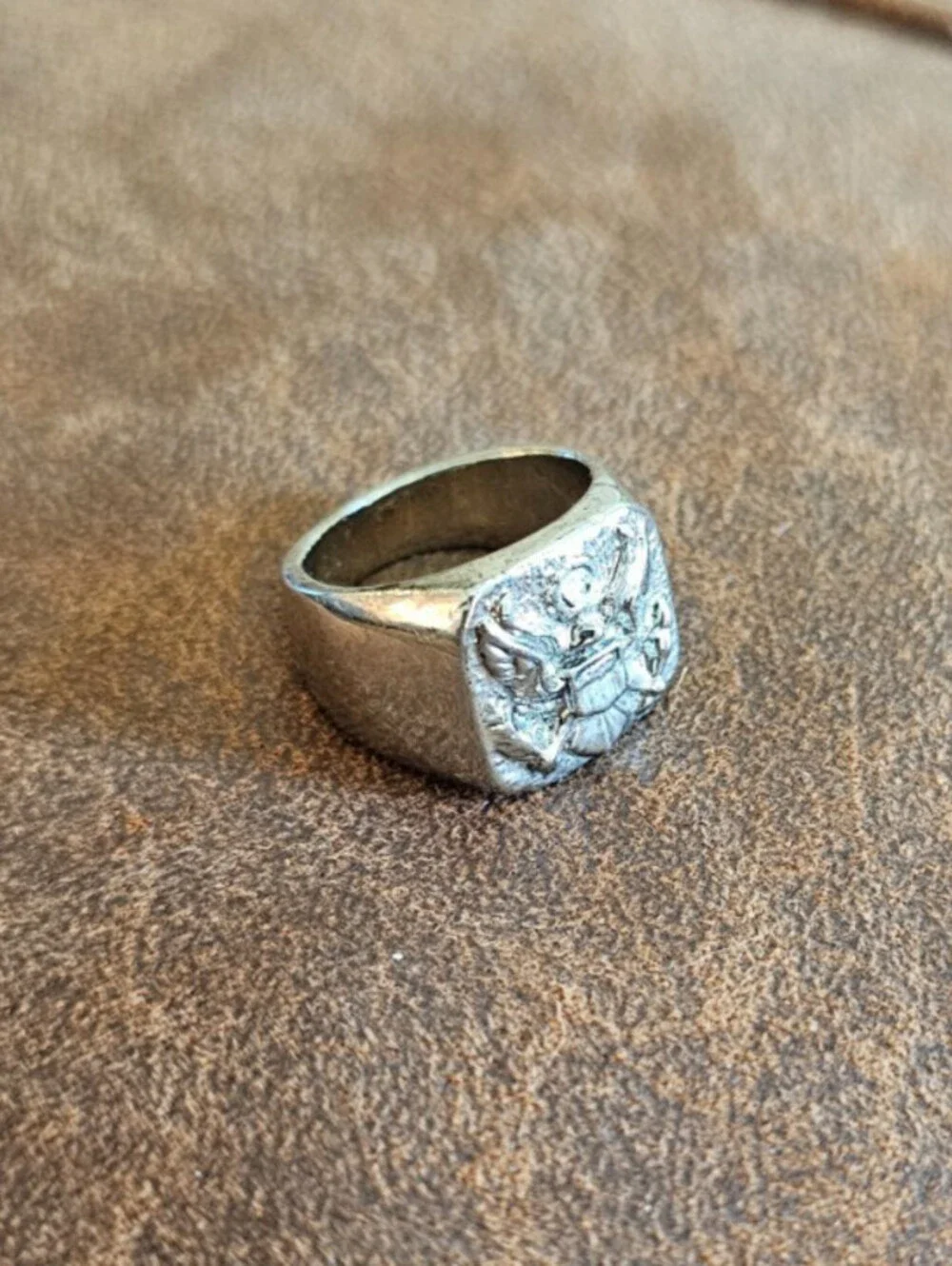 Vintage Mid Century Sz 7.5 signet ring w/ raised American eagle emblem